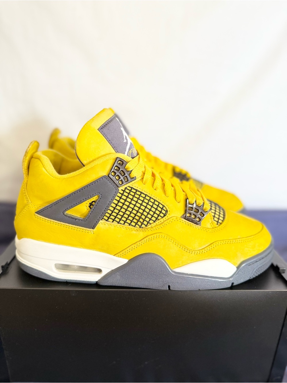 AUTHENTIC Jordan 4 Retro Lightning size 10 CT8527-700 2021 PRE-OWNED
